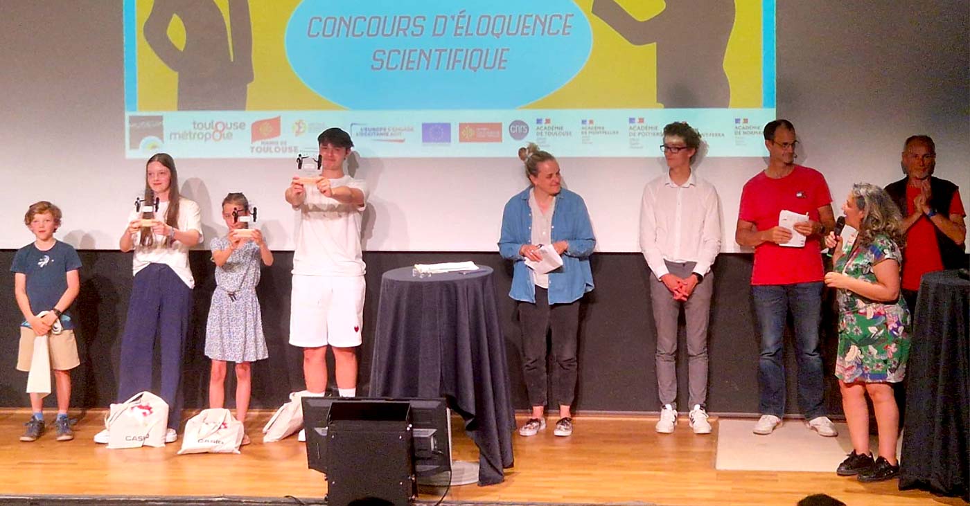 Des élèves sur le podium de la finale eloquensciences