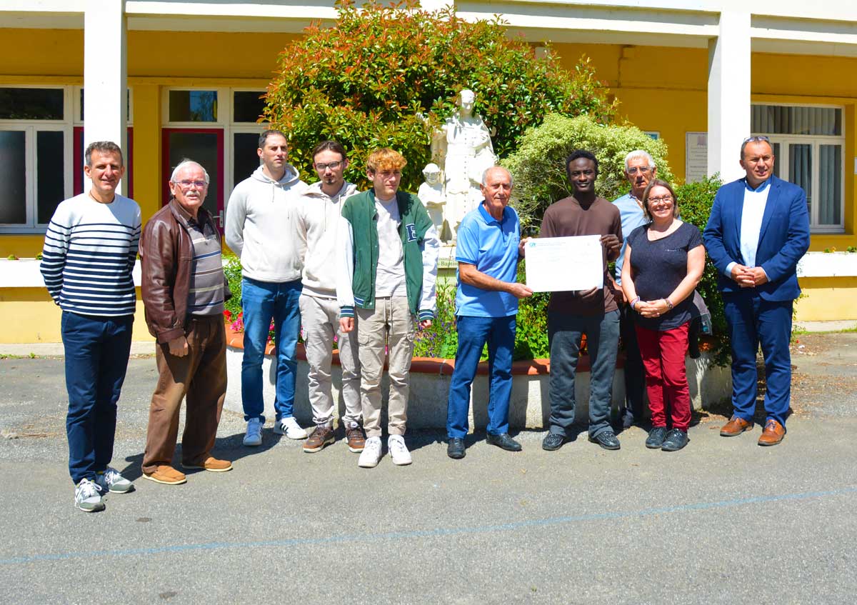 Photo de groupe de la remise de chèque de l'action bénévole des élèves du Campus La Salle Saint Christophe en soutien à l'association A.S.MA