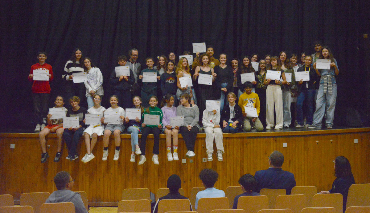 photo de groupe des élèves du Campus La Salle Saint Christophe durant la remise des tableaux d'honneur dans l'amphitéâtre