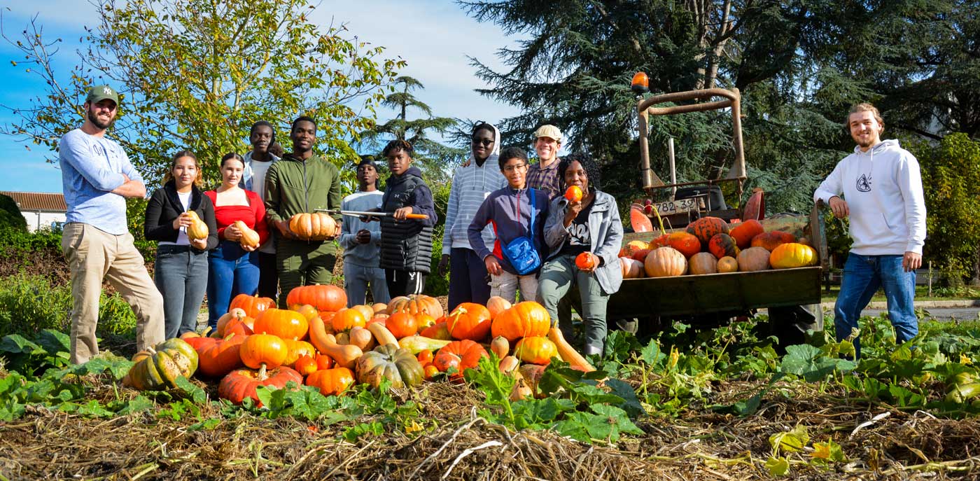 photo de membre du groupe eco-campus du Campus La Salle Saint Christophe avec leur récolte de courges